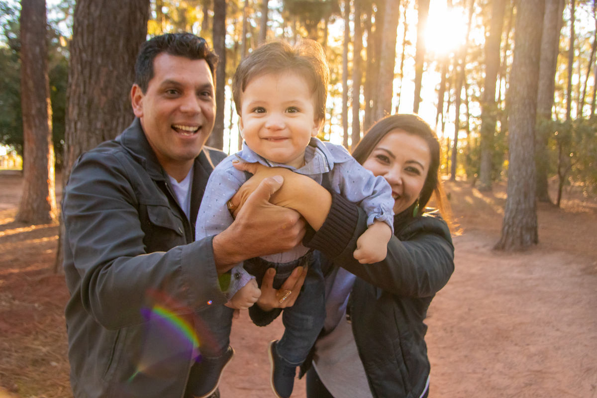 horto florestal de bauru, ensaio em familia, ensaio externo em familia, pais brincando com filho em ensaio, foto espontânea em ensaio