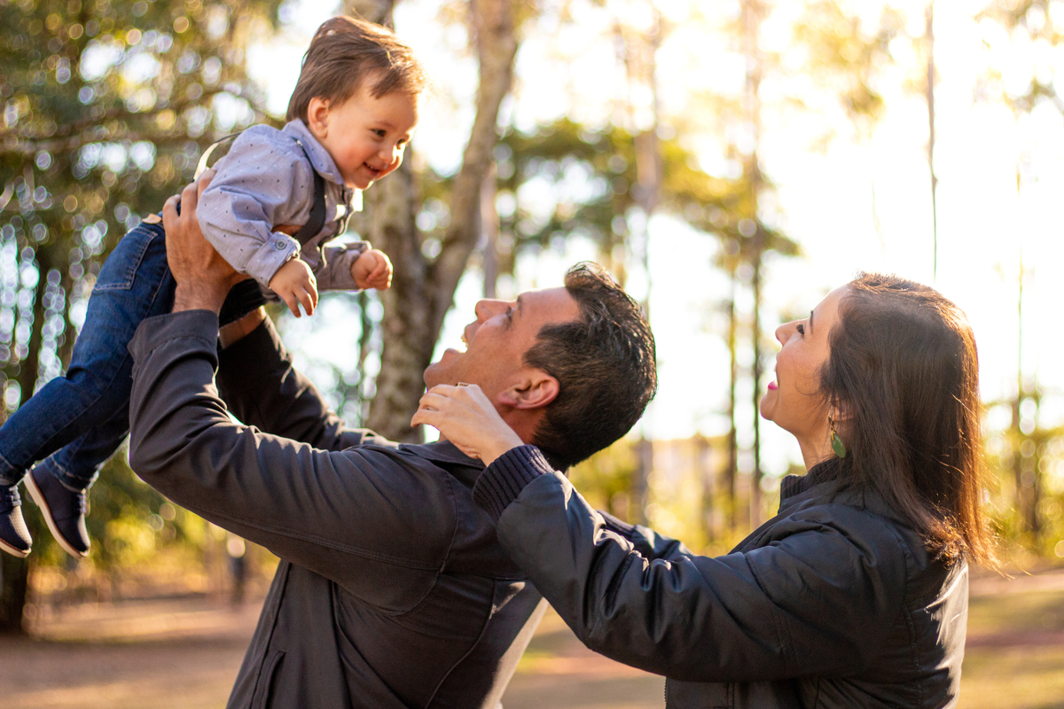 horto florestal de bauru, horto florestal de bauru, ensaio em familia, ensaio externo em familia, pais brincando de aviaozinho 
