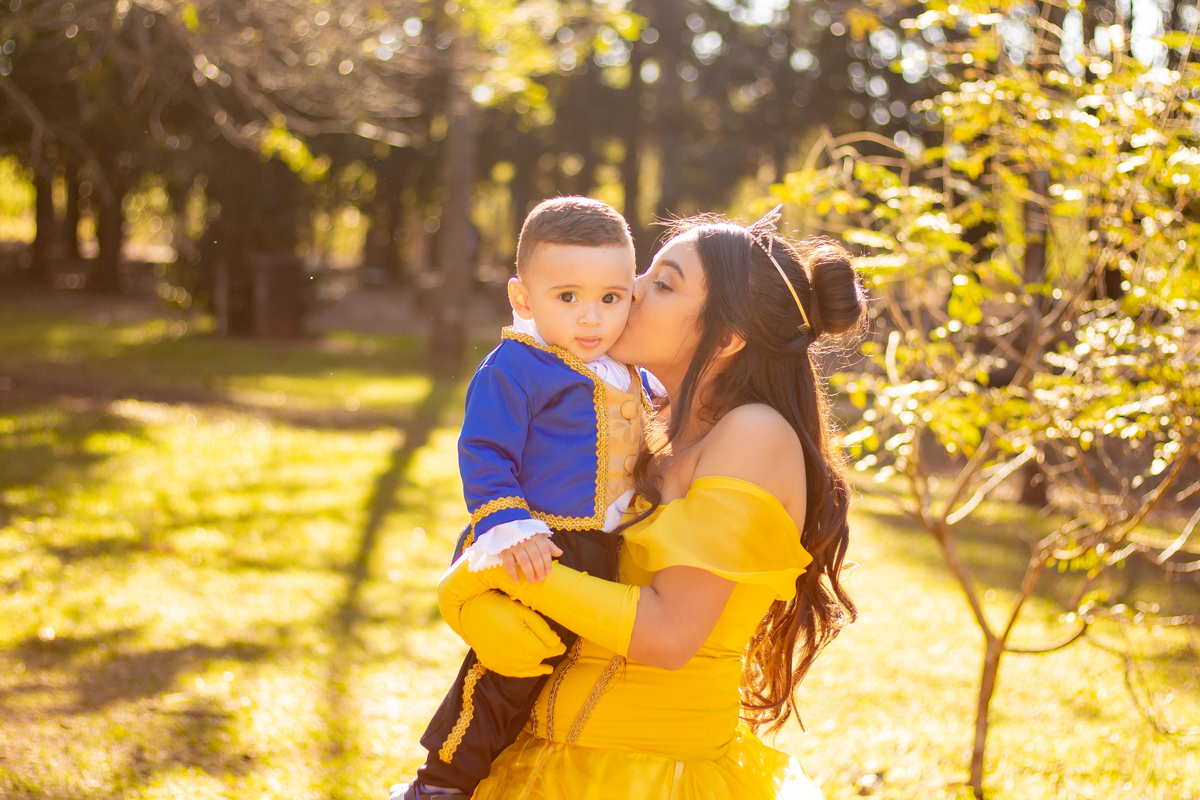 Horto florestal Bauru, ensaio externo, ensaio com irmãos, ensaio temático a bela e a fera, irmã beijando irmão na bochecha, horto florestal bauru