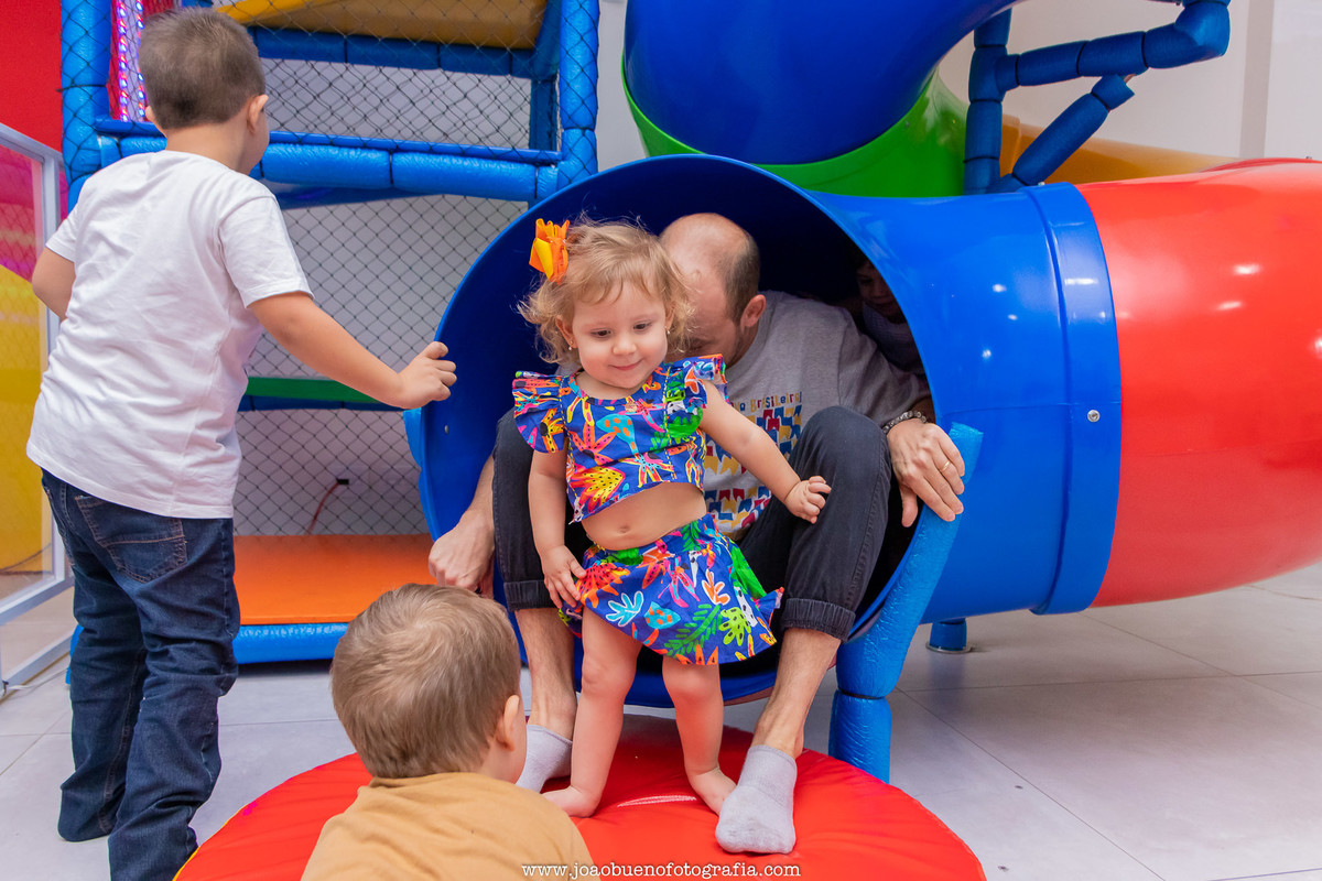 Buffet pipoca 2 Bauru, buffet infantil bauru, aniversário infantil, pai e filha brincando de escorregar