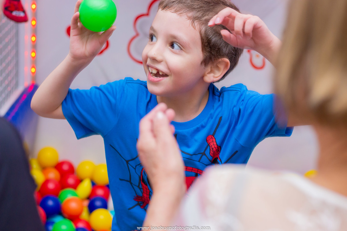 Buffet pipoca 2 Bauru, buffet infantil bauru, aniversário infantil, menino brincando com bolinhas