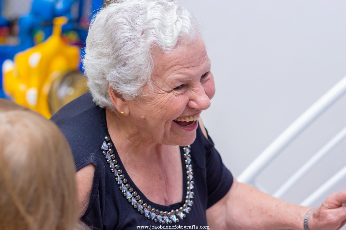 Buffet pipoca 2 Bauru, buffet infantil bauru, aniversário infantil, avó sorrindo em aniversário