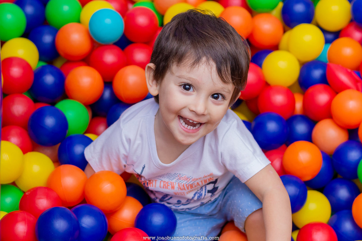 Buffet pipoca 2 Bauru, buffet infantil bauru, aniversário infantil, bebê brincando na piscina de bolinhas