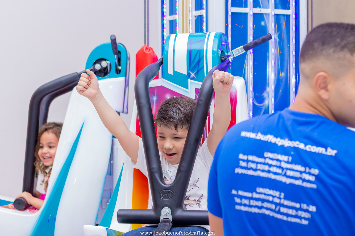 Buffet pipoca 2 Bauru, buffet infantil bauru, aniversário infantil, menino se divertindo em aniversário