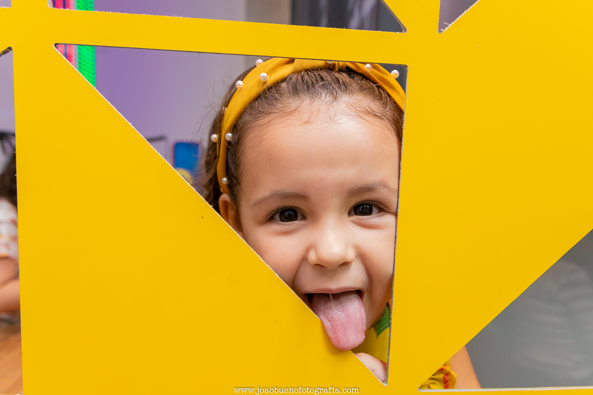 Buffet pipoca 2 Bauru, buffet infantil bauru, aniversário infantil, menina mostrando a lingua em aniversário