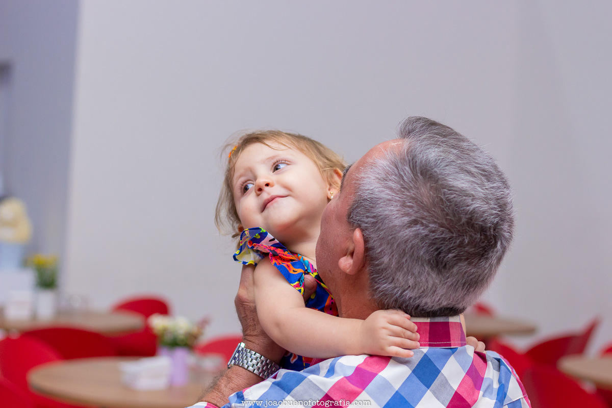 Buffet pipoca 2 Bauru, buffet infantil bauru, aniversário infantil, bebê abraçando convidado