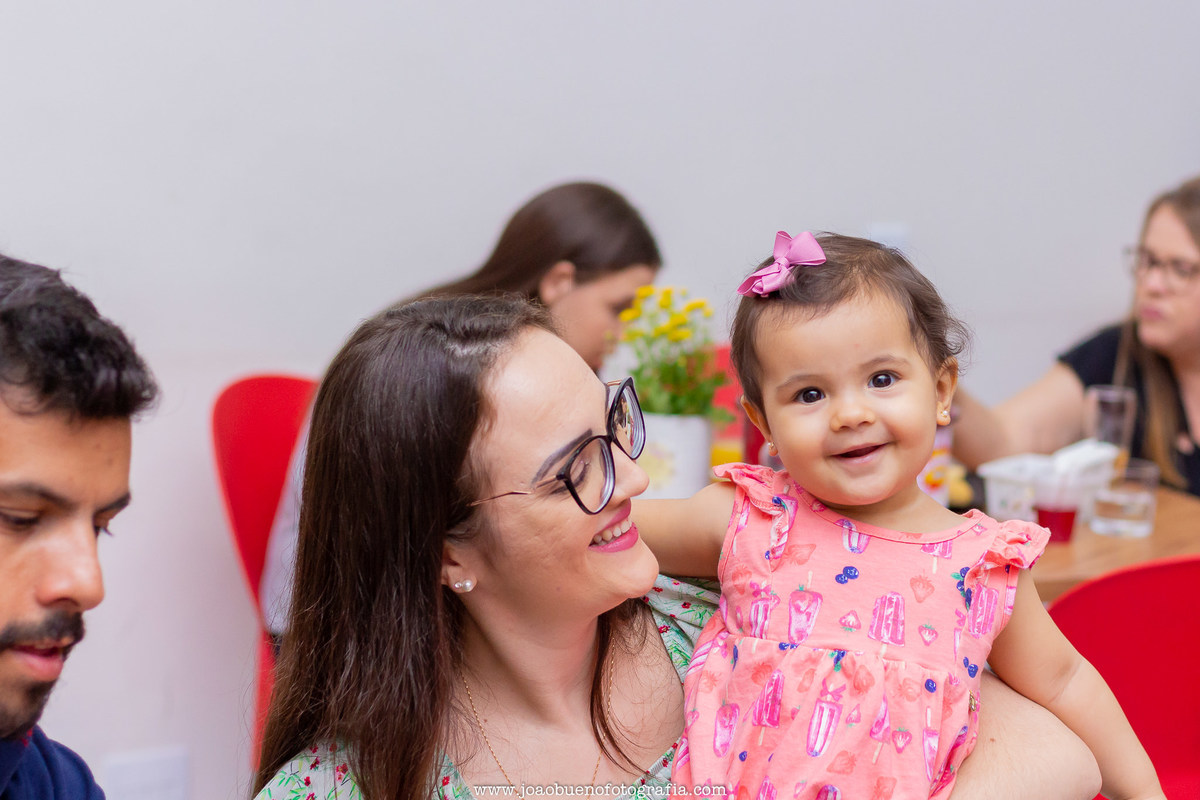 Buffet pipoca 2 Bauru, buffet infantil bauru, aniversário infantil, mãe e filha sorrindo em aniversário