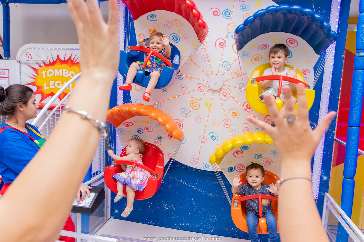 Buffet pipoca 2 Bauru, buffet infantil bauru, aniversário infantil, crianças acenando em brinquedp