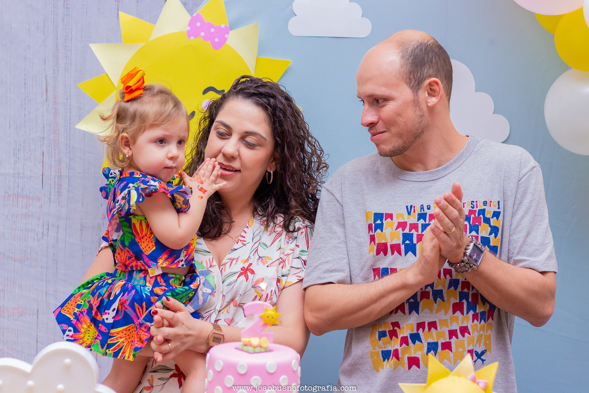 Buffet pipoca 2 Bauru, buffet infantil bauru, aniversário infantil, pais e filha cantando parabéns