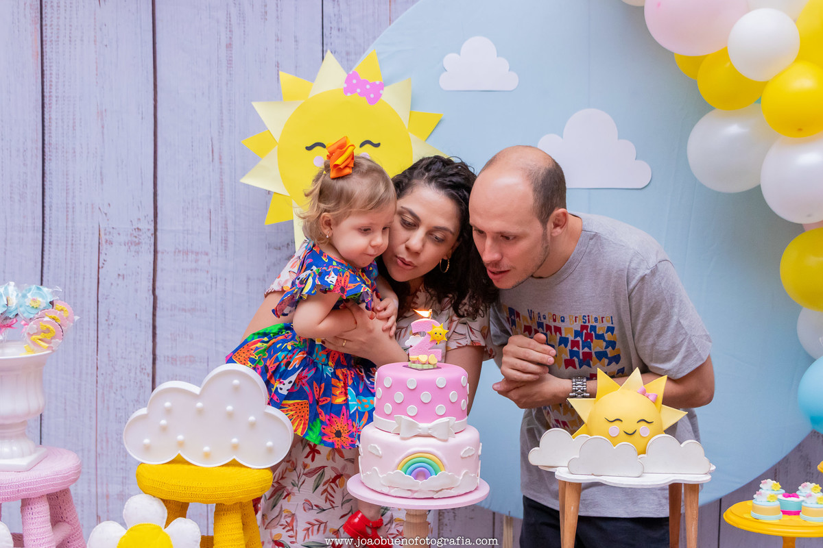 Buffet pipoca 2 Bauru, buffet infantil bauru, aniversário infantil, pais e filha assoprando a velinha