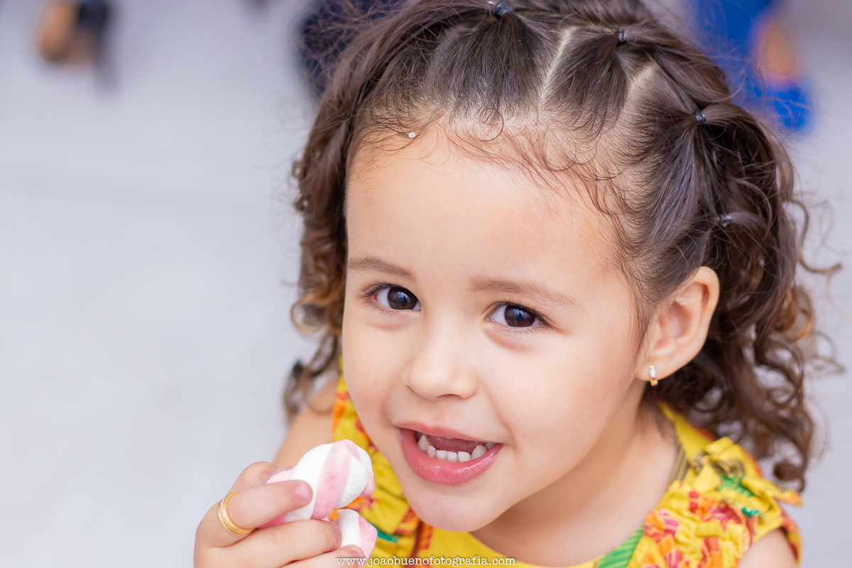 Buffet pipoca 2 Bauru, buffet infantil bauru, aniversário infantil, criança comendo marshmallow em aniversário