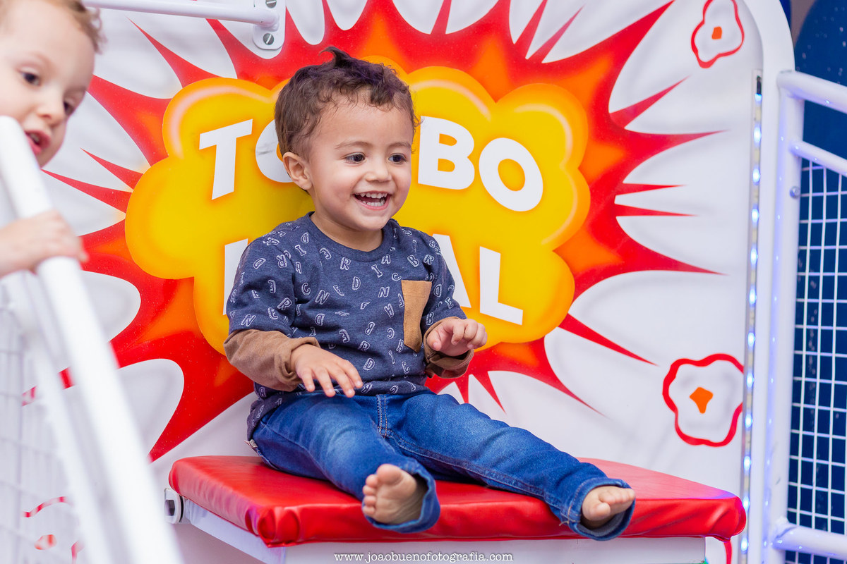 Buffet pipoca 2 Bauru, buffet infantil bauru, aniversário infantil, menininho brincando no tombo legal