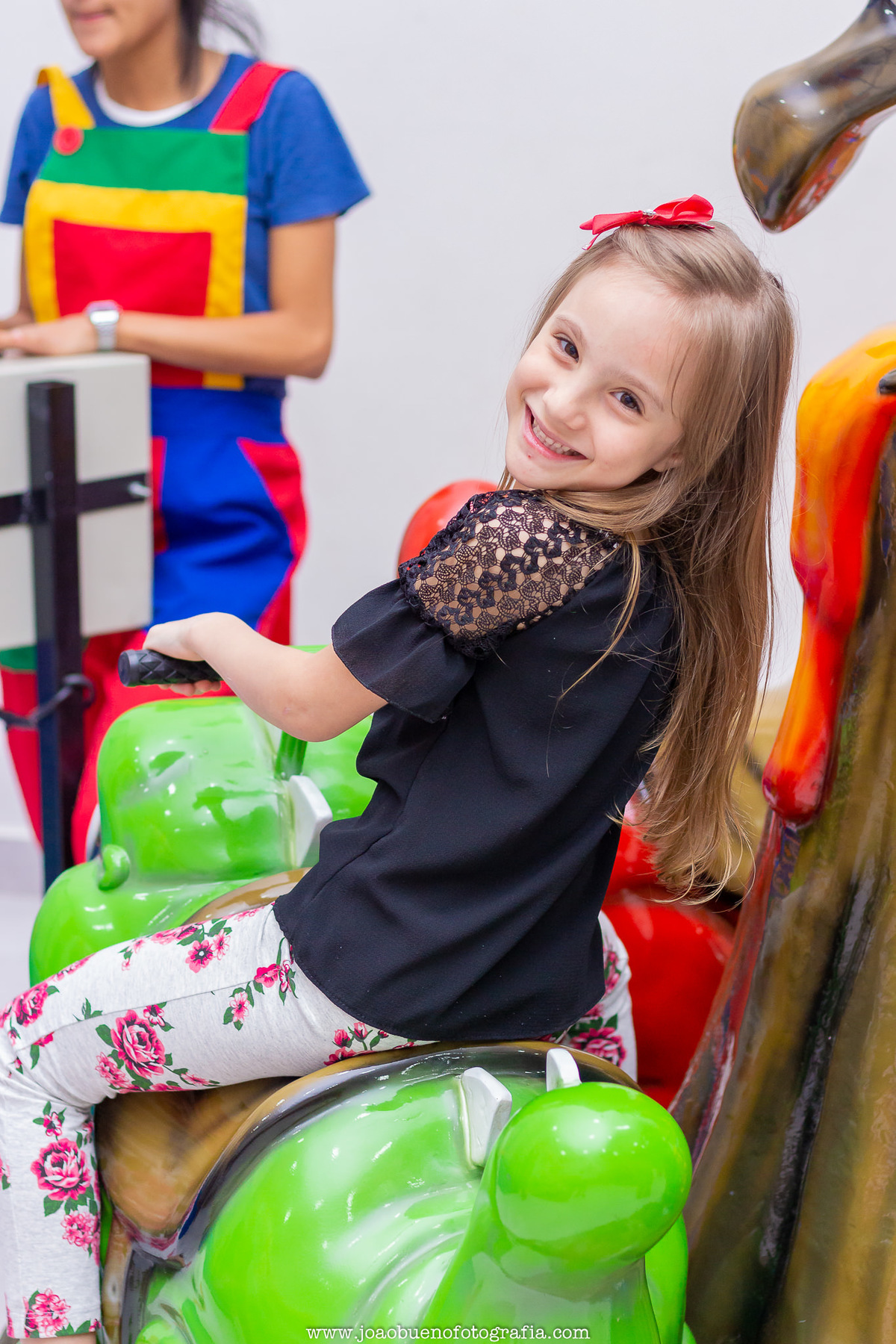 Buffet pipoca 2 Bauru, buffet infantil bauru, aniversário infantil, menina brincando no carrinho