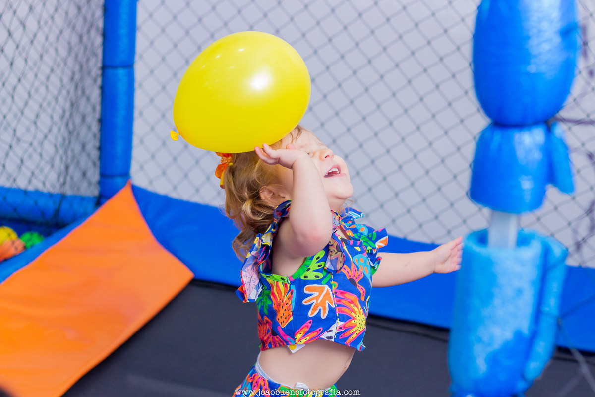 Buffet pipoca 2 Bauru, buffet infantil bauru, aniversário infantil, aniversariante brincando de bexiga no pula pula