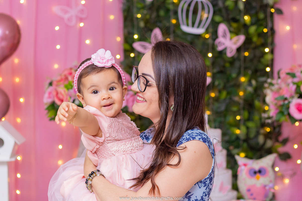 Jardim das festas Bauru, aniversário infantil Bauru, buffet infantil Bauru, mãe com a filha no colo, bebê sorrindo em seu aniversário