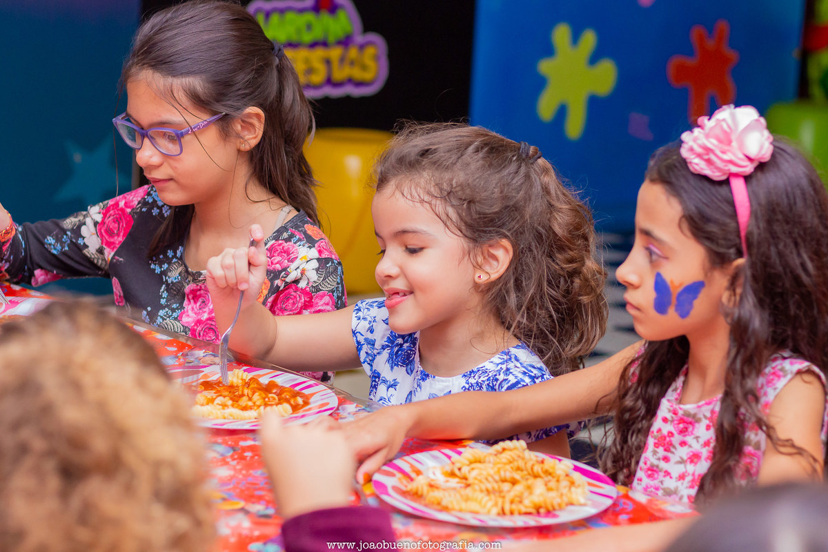 Jardim das festas Bauru, aniversário infantil Bauru, buffet infantil Bauru, crianças comendo macarrão