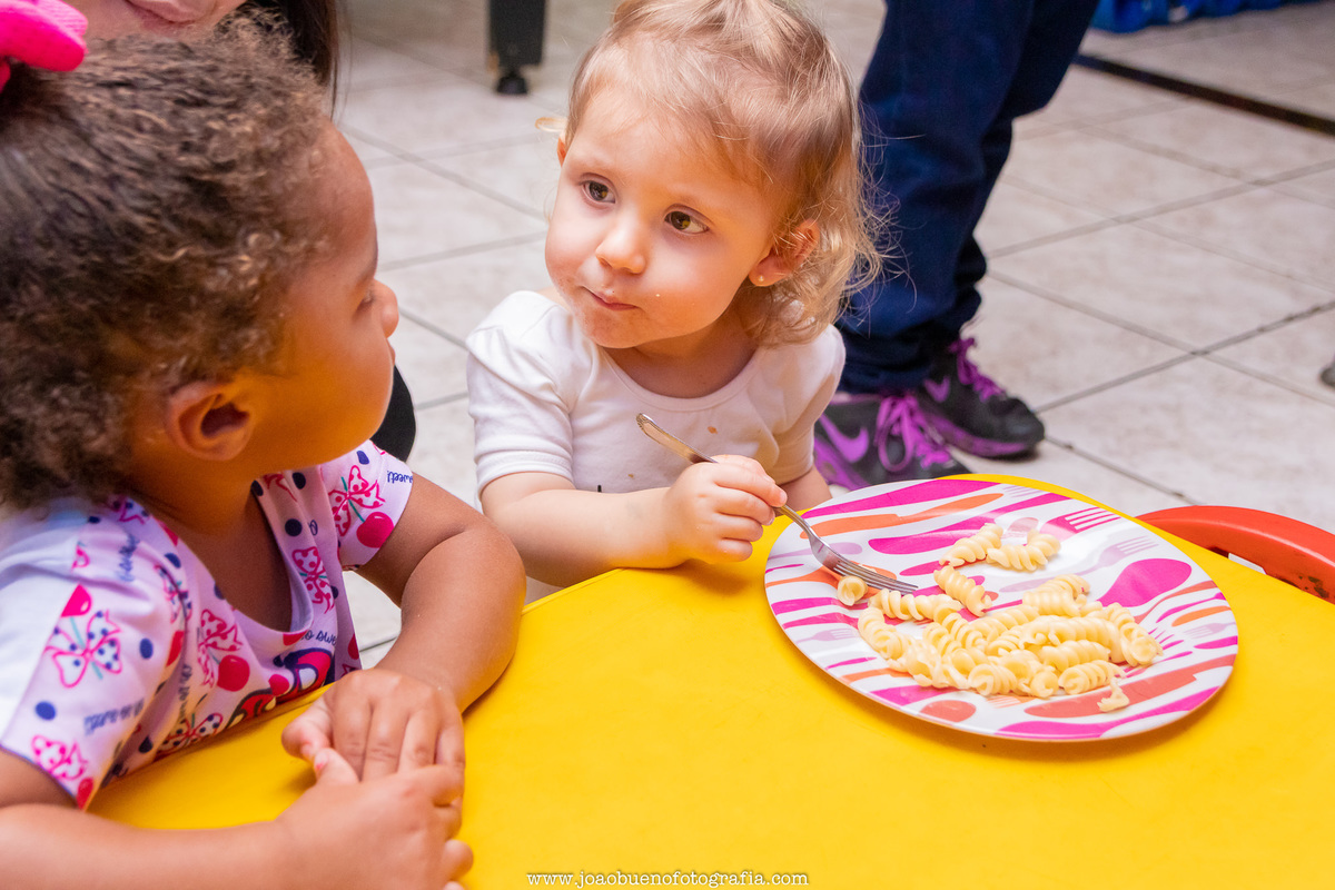 Jardim das festas Bauru, aniversário infantil Bauru, buffet infantil Bauru, amigas comendo macarrão