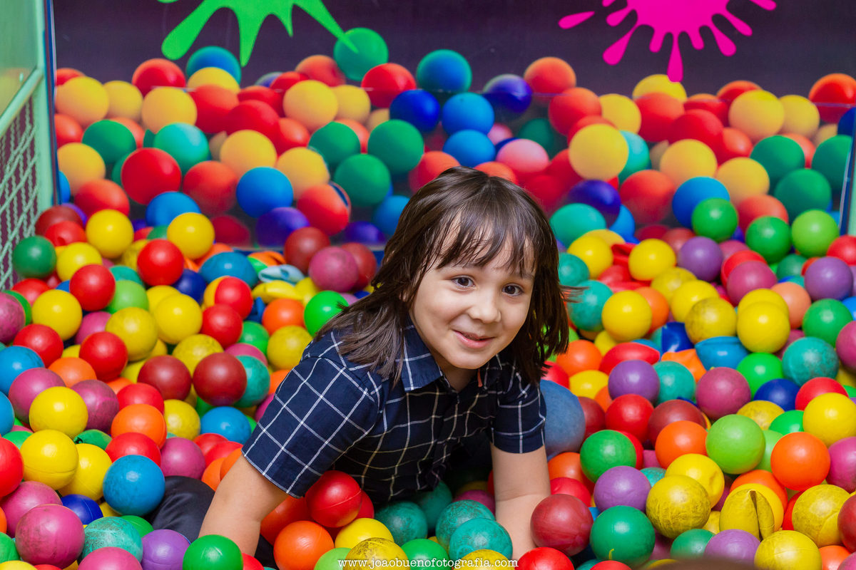 Jardim das festas Bauru, aniversário infantil Bauru, buffet infantil Bauru, menino brincando na piscina de bolinhas