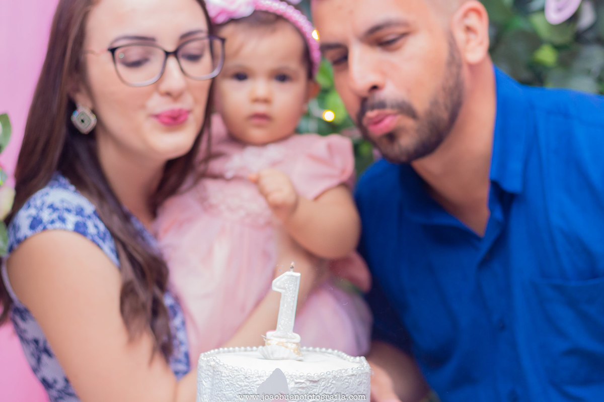 Jardim das festas Bauru, aniversário infantil Bauru, buffet infantil Bauru, pais e filha assoprando as velinhas