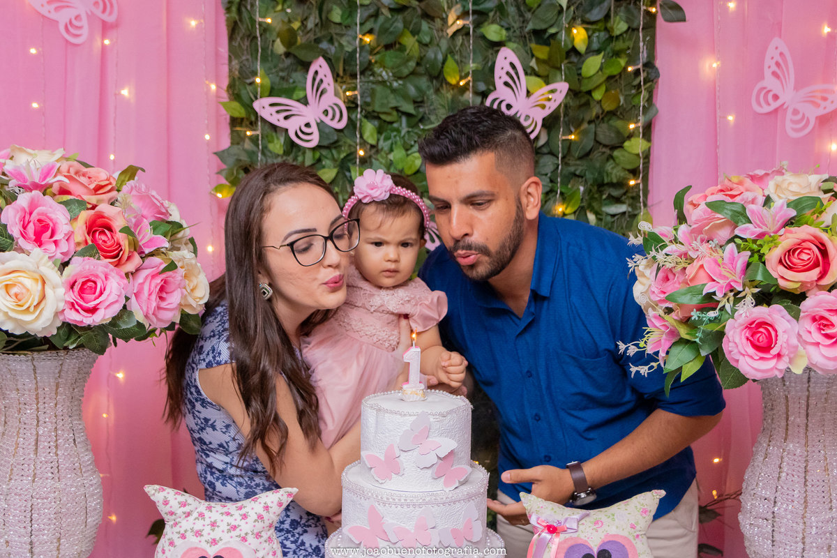 Jardim das festas Bauru, aniversário infantil Bauru, buffet infantil Bauru, pais e filha na hora do parabéns assoprando as velas