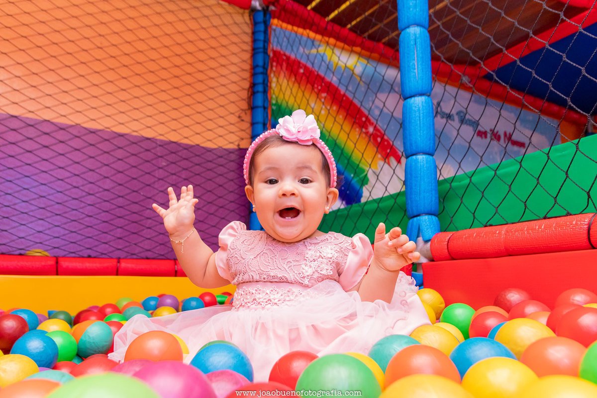 Jardim das festas Bauru, aniversário infantil Bauru, buffet infantil Bauru, bebê brincando na piscina de bolinhas