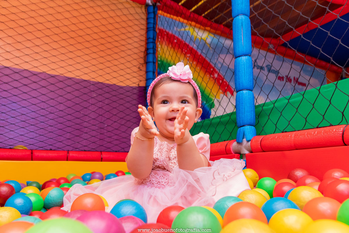Jardim das festas Bauru, aniversário infantil Bauru, buffet infantil Bauru, bebê batendo palmas na piscina de bolinhas