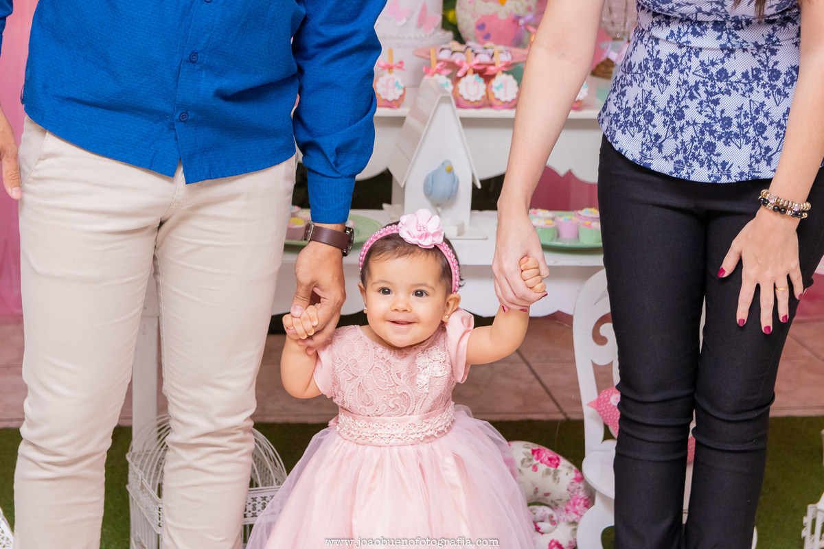 Jardim das festas Bauru, aniversário infantil Bauru, buffet infantil Bauru,  pais de mãos dada com a filha em seu aniversário
