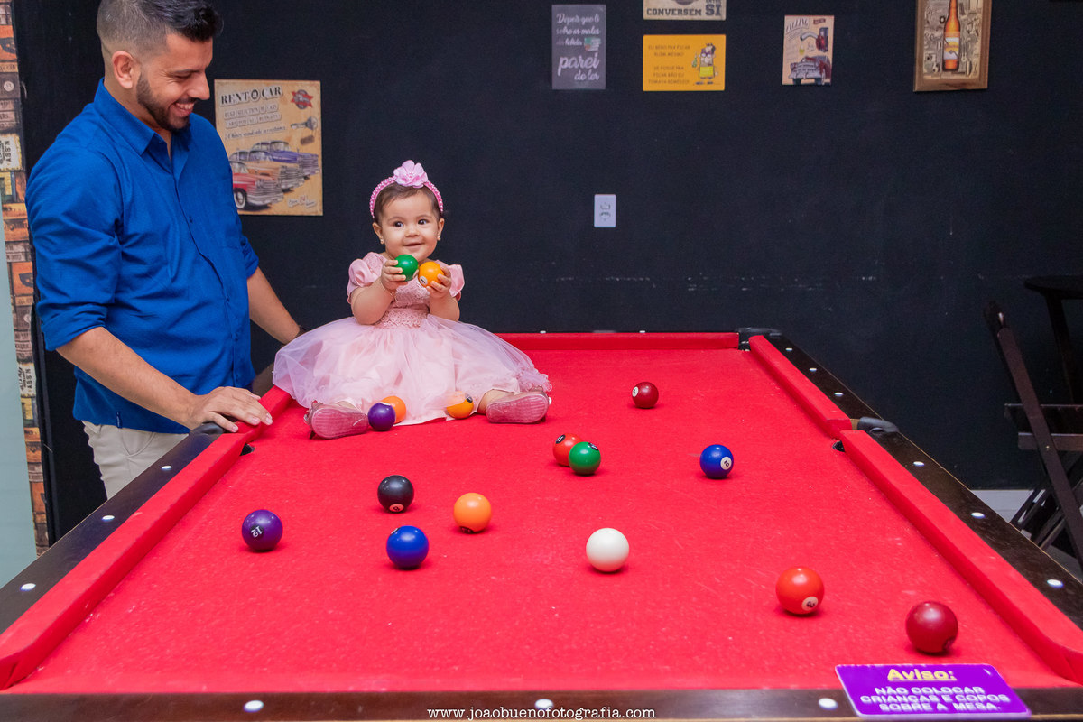 Jardim das festas Bauru, aniversário infantil Bauru, buffet infantil Bauru, bebê brincando com seu pai, mesa de sinuca