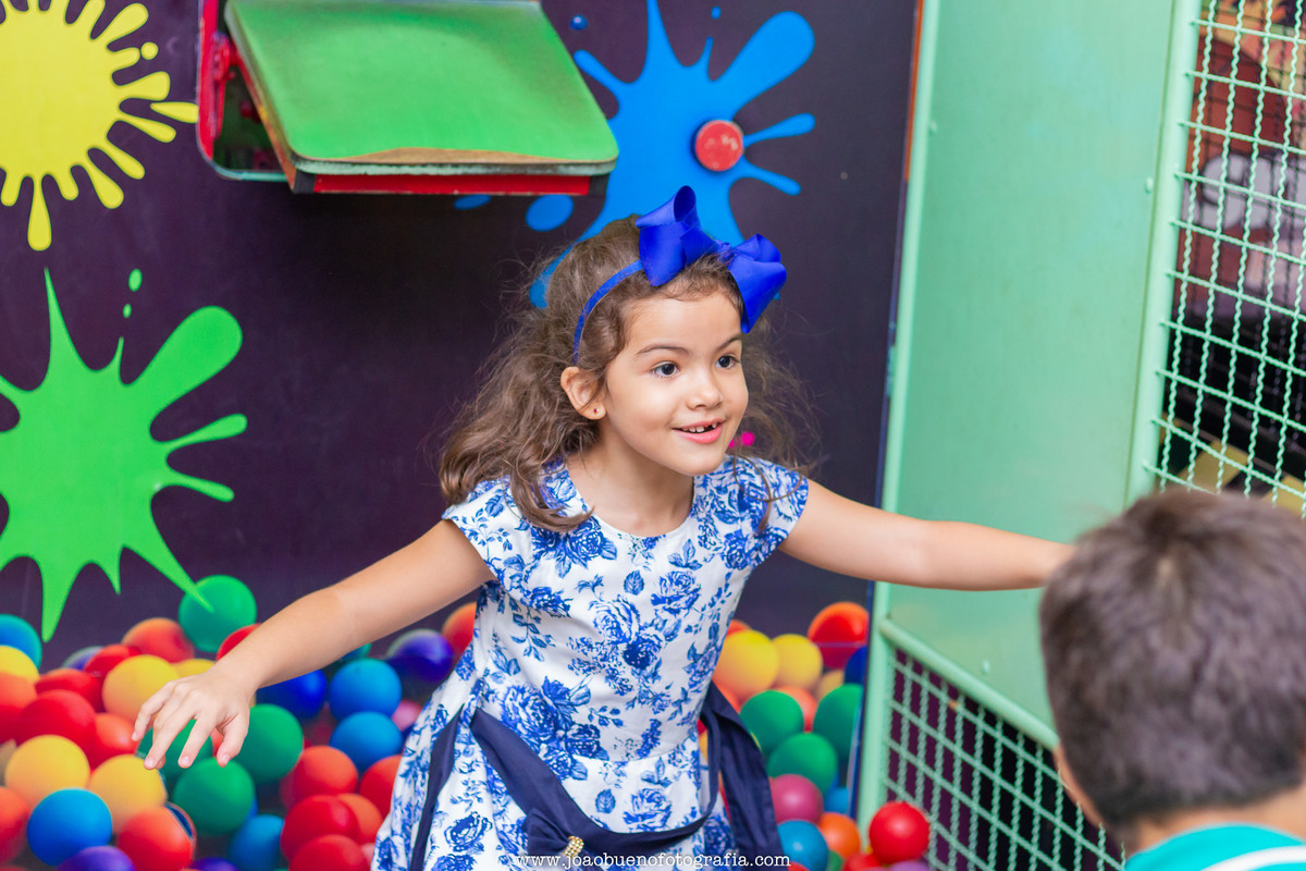 Jardim das festas Bauru, aniversário infantil Bauru, buffet infantil Bauru, menina brincando no tombo legal