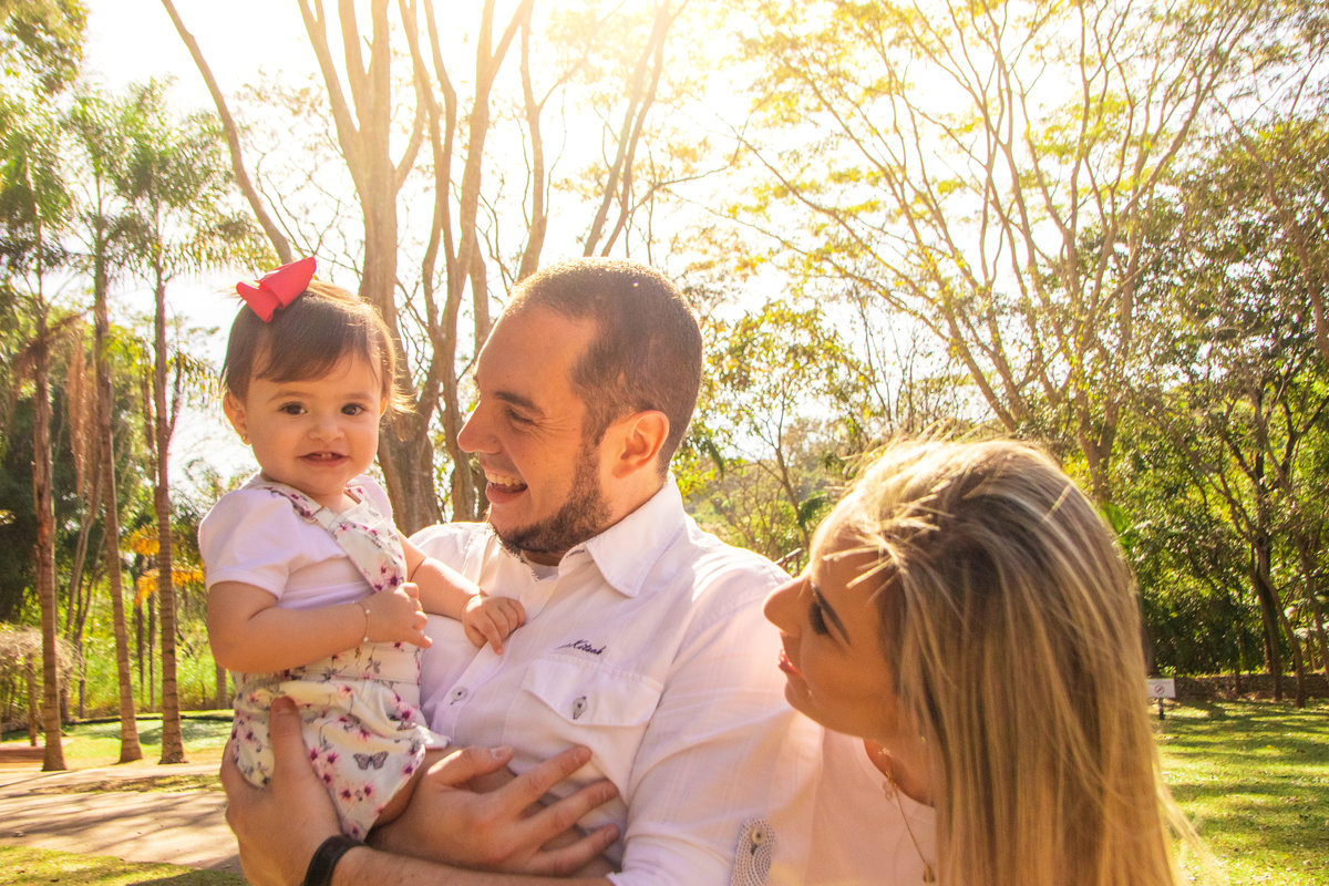 jardim botânico de bauru, ensaio externo, ensaio em família externo, pais brincando com a filha