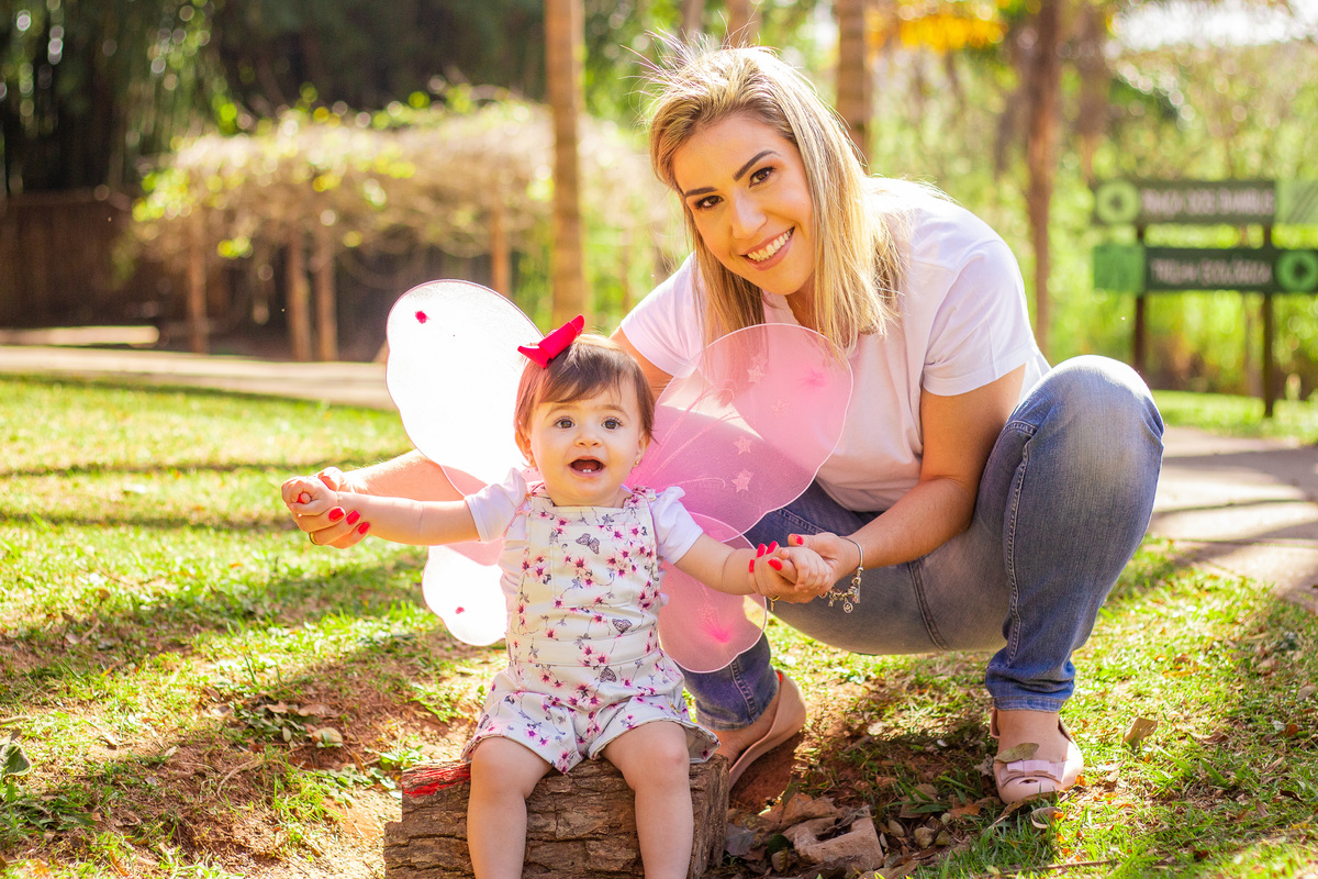 jardim botânico de bauru, ensaio externo, ensaio em família externo, mãe e filha brincando ao ar livre, bebe com asas de fada