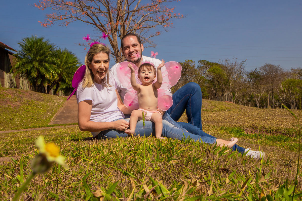 jardim botânico de bauru, ensaio externo, ensaio em família externo, família brincando na grama, foto em família na grama