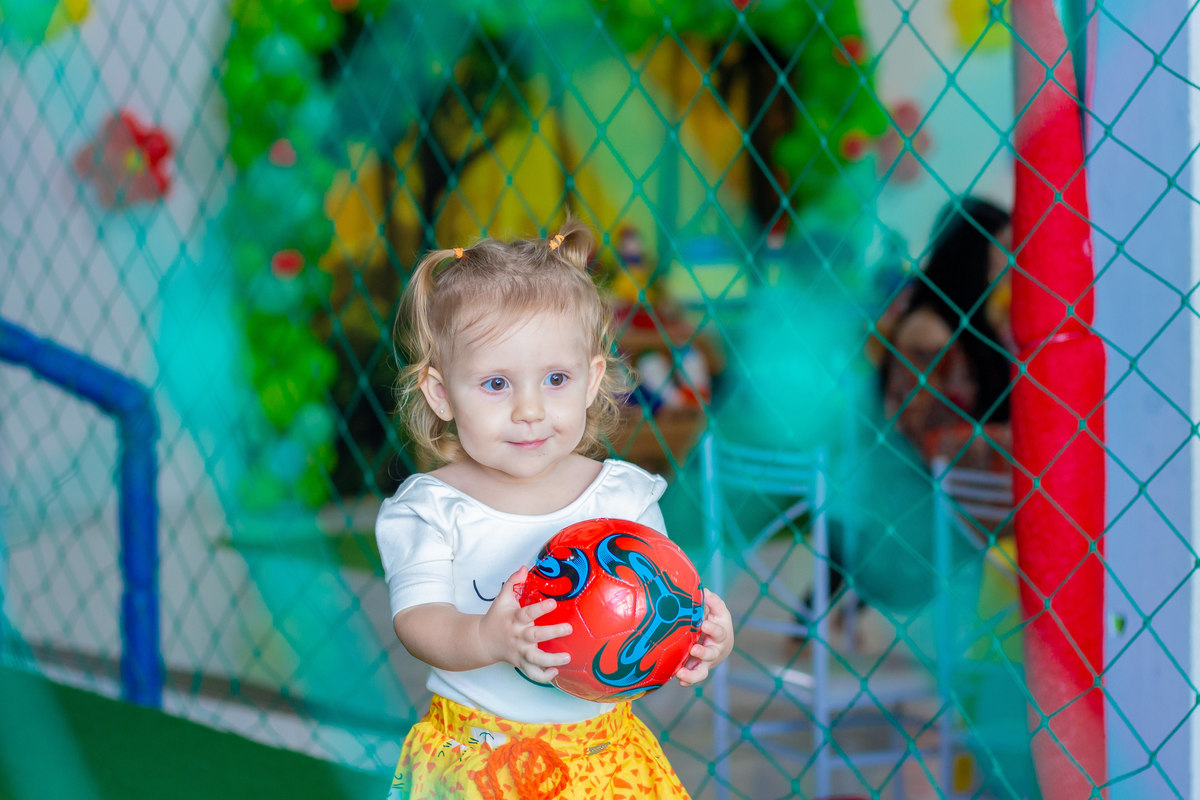 buffet biscoito bauru, buffet infantil bauru, aniversário infantil bauru, menina jogando bola