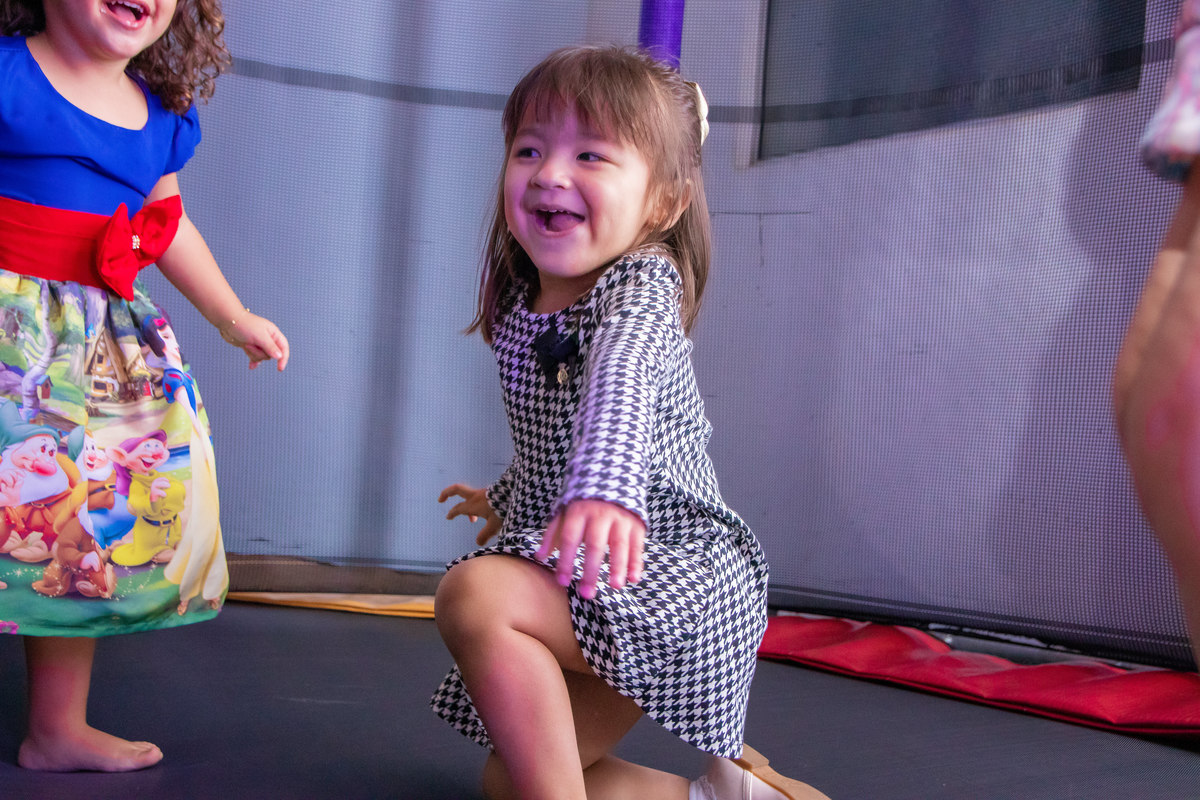 buffet biscoito bauru, buffet infantil bauru, aniversário infantil bauru, crianças se divertindo no pula pula