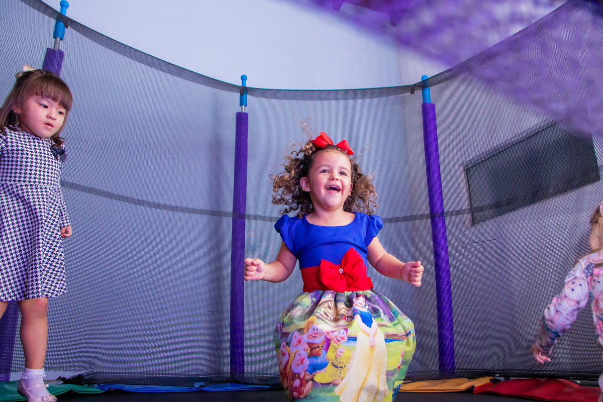 buffet biscoito bauru, buffet infantil bauru, aniversário infantil bauru, aniversariante e amigas brincando no pula pula