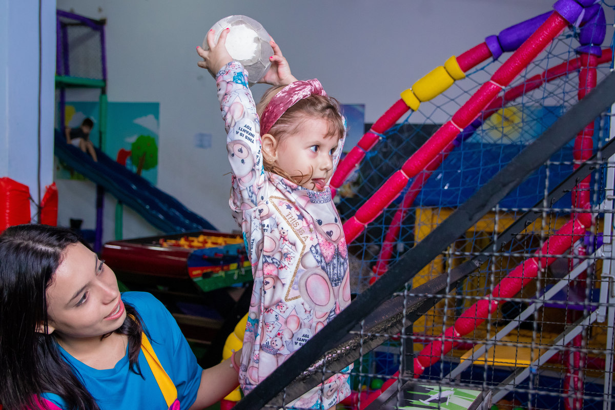 buffet biscoito bauru, buffet infantil bauru, aniversário infantil bauru, criança brincando de basquete em aniversário
