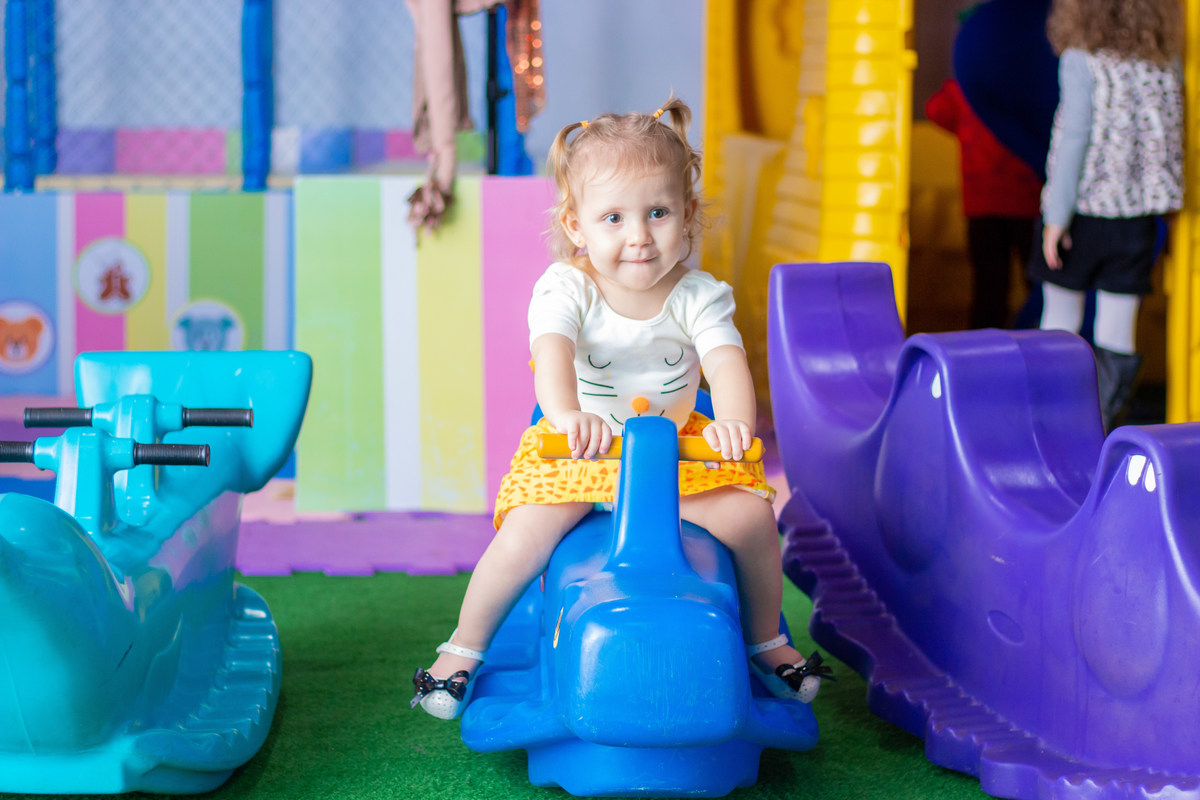 buffet biscoito bauru, buffet infantil bauru, aniversário infantil bauru, menina brincando de balançar
