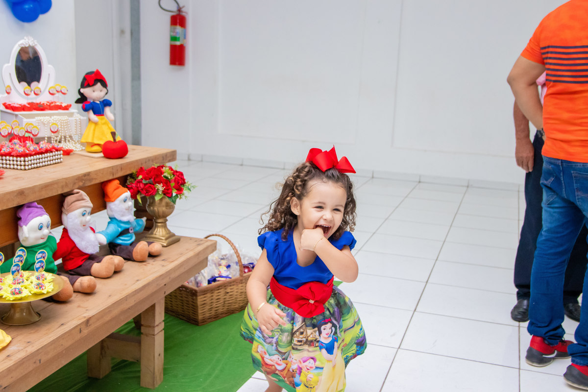 buffet biscoito bauru, buffet infantil bauru, aniversário infantil bauru, aniversariante brincando em sua festa