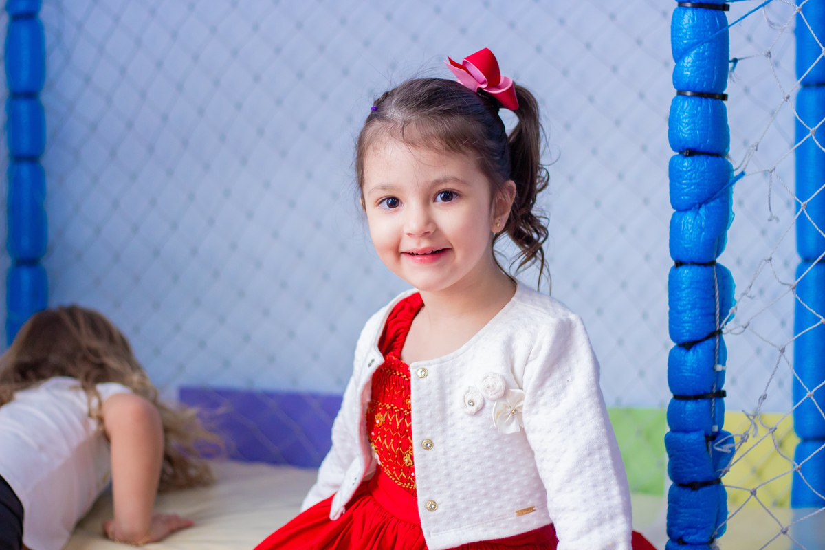 buffet biscoito bauru, buffet infantil bauru, aniversário infantil bauru, criança posando para a foto