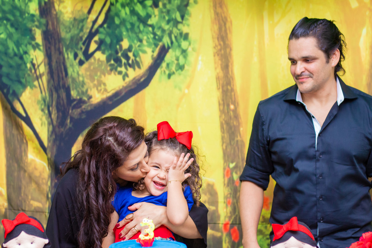 buffet biscoito bauru, buffet infantil bauru, aniversário infantil bauru, mãe dando beijo em filha em aniversário