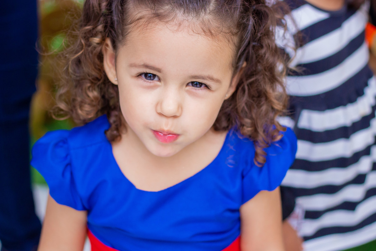 buffet biscoito bauru, buffet infantil bauru, aniversário infantil bauru, aniversariante fazendo careta para a foto