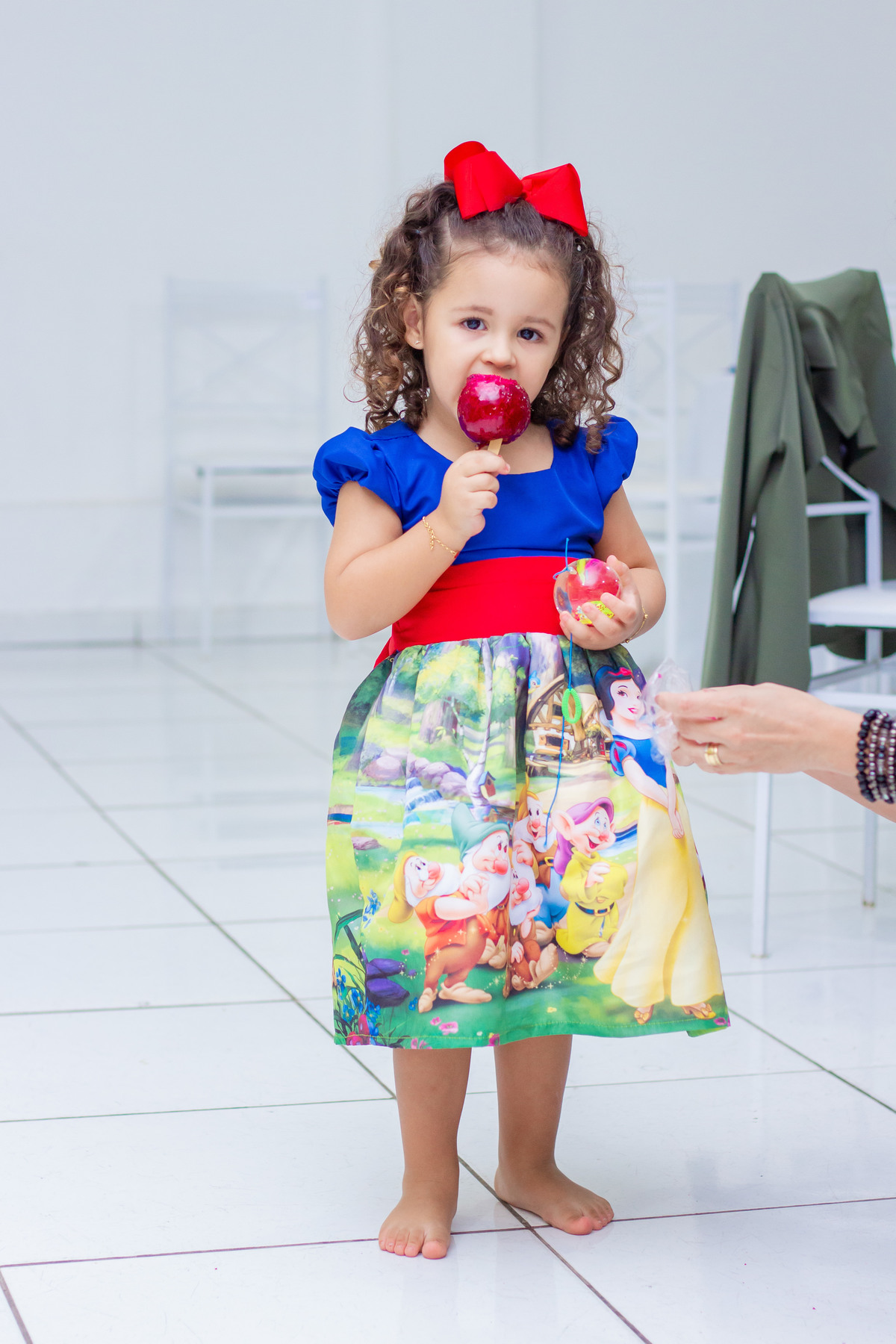 buffet biscoito bauru, buffet infantil bauru, aniversário infantil bauru, criança comendo maça do amor