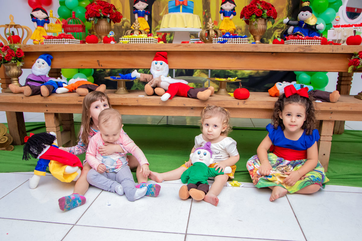 buffet biscoito bauru, buffet infantil bauru, aniversário infantil bauru, primas reunidas na mesa do bolo
