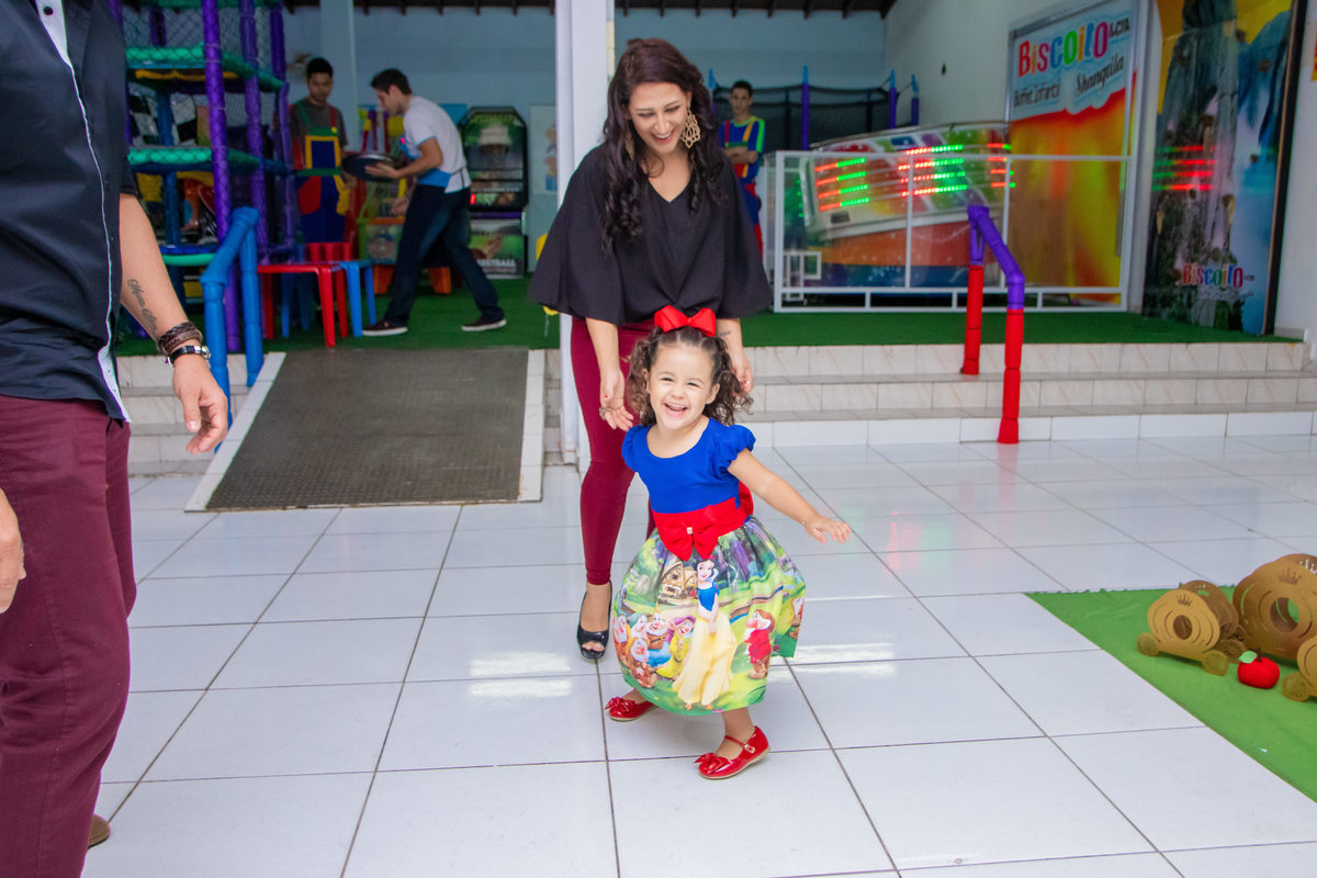 buffet biscoito bauru, buffet infantil bauru, aniversário infantil bauru, criança brincando de correr com sua mãe