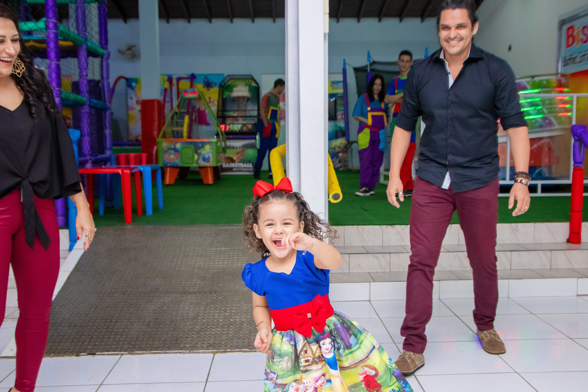 buffet biscoito bauru, buffet infantil bauru, aniversário infantil bauru, criança brincando de correr com seus pais