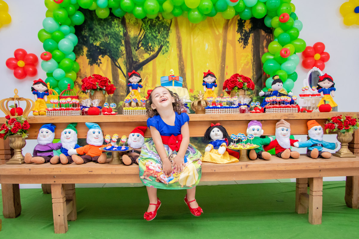 buffet biscoito bauru, buffet infantil bauru, aniversário infantil bauru, criança fazendo pose para a foto