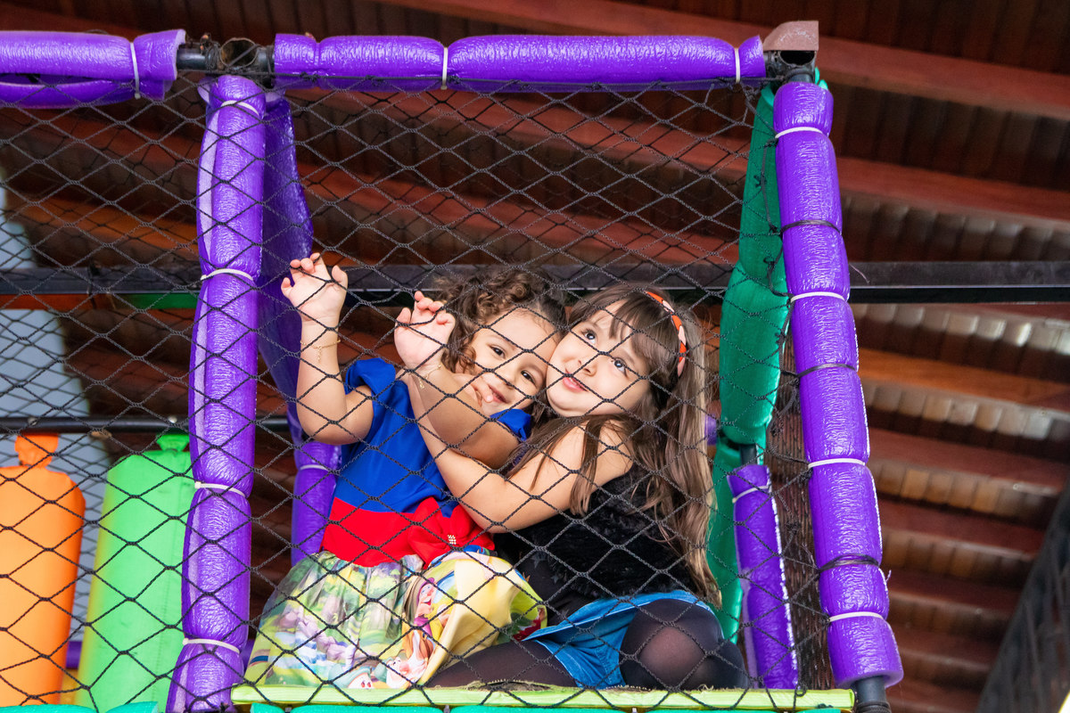 buffet biscoito bauru, buffet infantil bauru, aniversário infantil bauru, amigas brincando em buffet