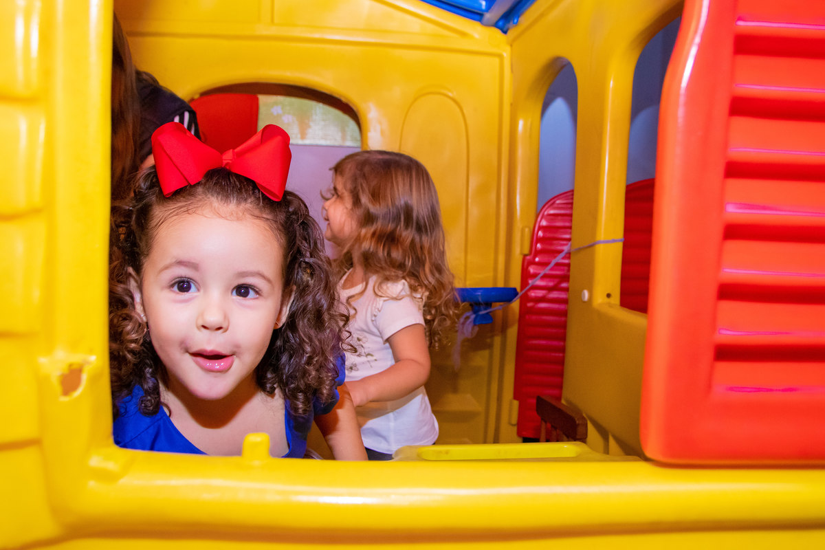 buffet biscoito bauru, buffet infantil bauru, aniversário infantil bauru, criança brincando em casinha de brinquedo