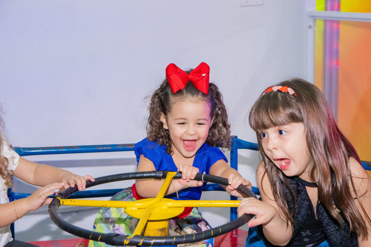 buffet biscoito bauru, buffet infantil bauru, aniversário infantil bauru, amigas brincando no gira gira