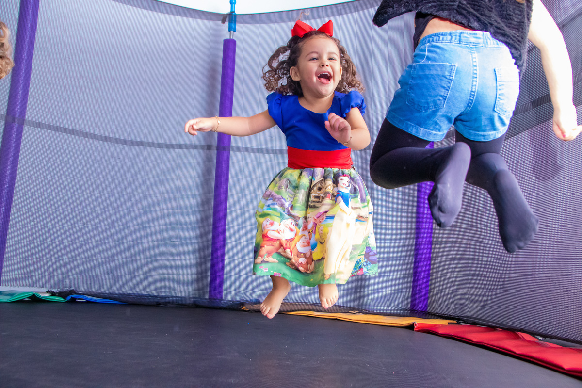 buffet biscoito bauru, buffet infantil bauru, aniversário infantil bauru, amigas brincando no pula pula